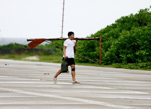 Kết thúc trận đấu, lục tục... tháo khung thành mang về