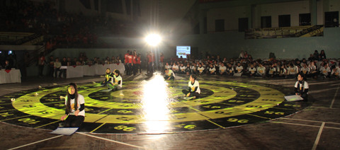 Dù có thêm một lần cứu trợ nữa, nhưng sau đó, các sinh viên vẫn bị loại rất nhanh. Trong ảnh là 6 sinh viên trụ lại đến câu số 12. Ảnh: Trường Phong