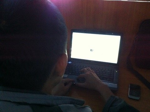 Việc tiếp tục ngồi máy tính sau mấy tiếng làm việc buổi sáng rất phản khoa học