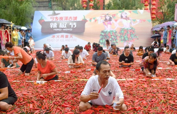 Xơi hết 50 trái ớt cay xè trong vòng 68 giây ảnh 2