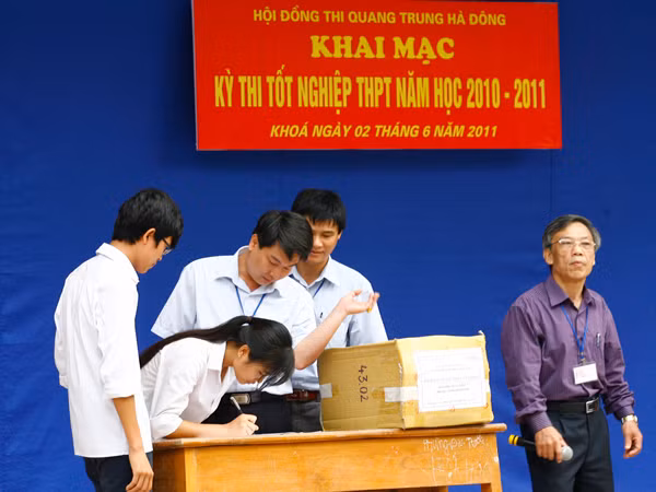 Thí sinh kí biên bản xác nhận thùng đề thi còn nguyên niêm phong