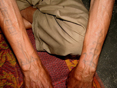 Với hình xăm có hoa văn lạ này, người Pakôh tin rằng, ngoài làm đẹp nó còn có chức năng “chống độc”. Với hình xăm có hoa văn lạ này, người Pakôh tin rằng, ngoài làm đẹp nó còn có chức năng “chống độc”