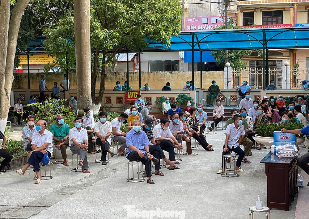 Cán bộ trực tiếp tham gia phục vụ công tác bầu cử thực hiện quy định giãn cách trước khi xét nghiệm.