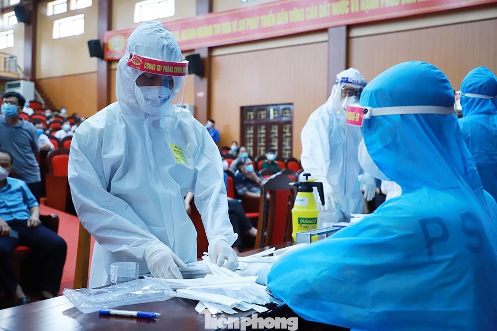 Trung tâm Y tế các huyện, thị xã, thành phố phối hợp với Phòng Y tế địa phương chủ động tham mưu Ban chỉ đạo Phòng chống dịch COVID-19 của địa phương xây dựng kế hoạch chủ động ứng phó với từng tình huống của dịch COVID-19 trên địa bàn theo nguyên tắc chống dịch “Ngăn chặn, phát hiện, cách ly, khoanh vùng, dập dịch” và thực hiện triệt để phương châm “4 tại chỗ” trong các tình huống thực tế của dịch.