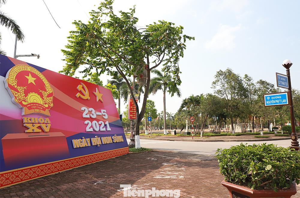 Pano cỡ lớn và băng rôn tuyên truyền, cổ động ngày bầu cử trưng bày nhiều nơi nhằm để người dân nắm rõ thời gian và quyền lợi của mình trong ngày hội trọng đại này.