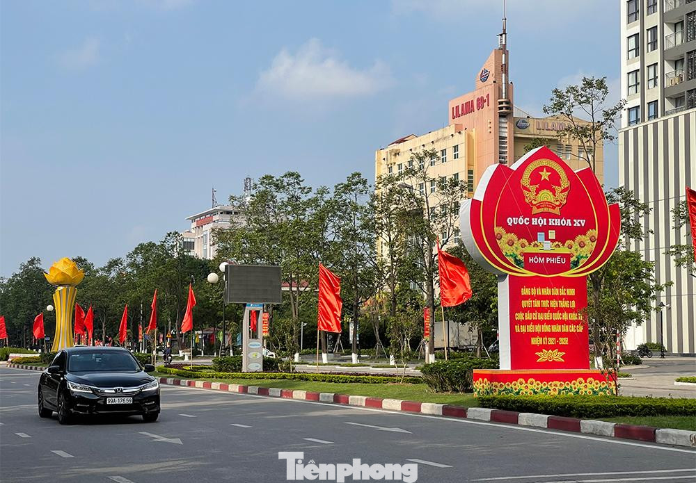Tại khắp các ngả đường của thành phố Bắc Ninh đều ngập tràn sắc đỏ, cho thấy không khí chuẩn bị bầu cử hết sức chu đáo. Băng-rôn, khẩu hiệu được treo khắp nơi để cuộc bầu cử thật sự trở nên ý nghĩa, là ngày hội của toàn dân.