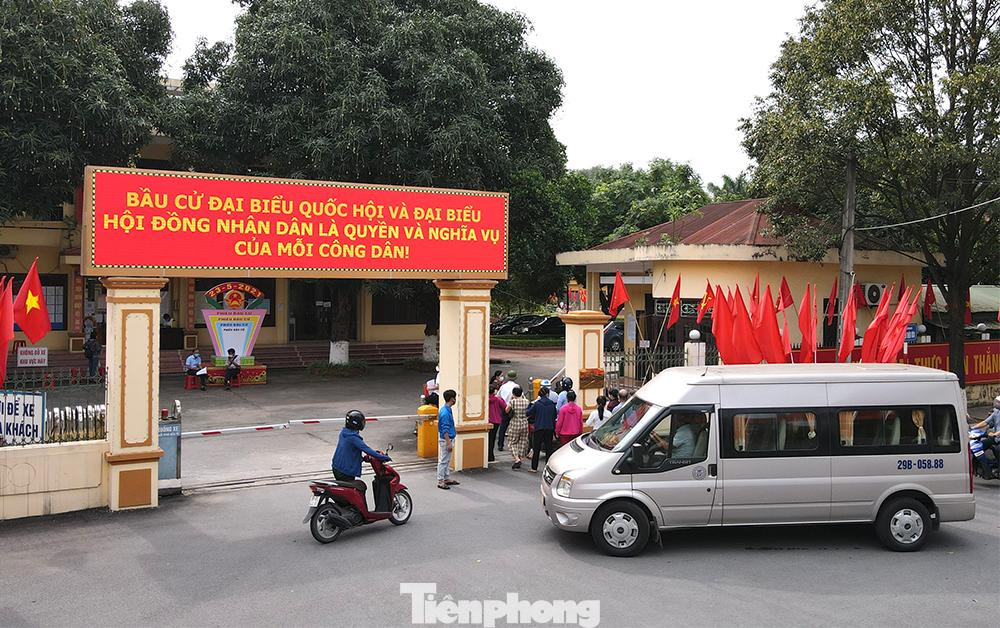 Sáng 20/5, các cán bộ, nhân viên phục vụ công tác bầu cử có mặt tại hội trường UBND huyện Tiên Du để lấy mẫu xét nghiệm SARS-CoV-2