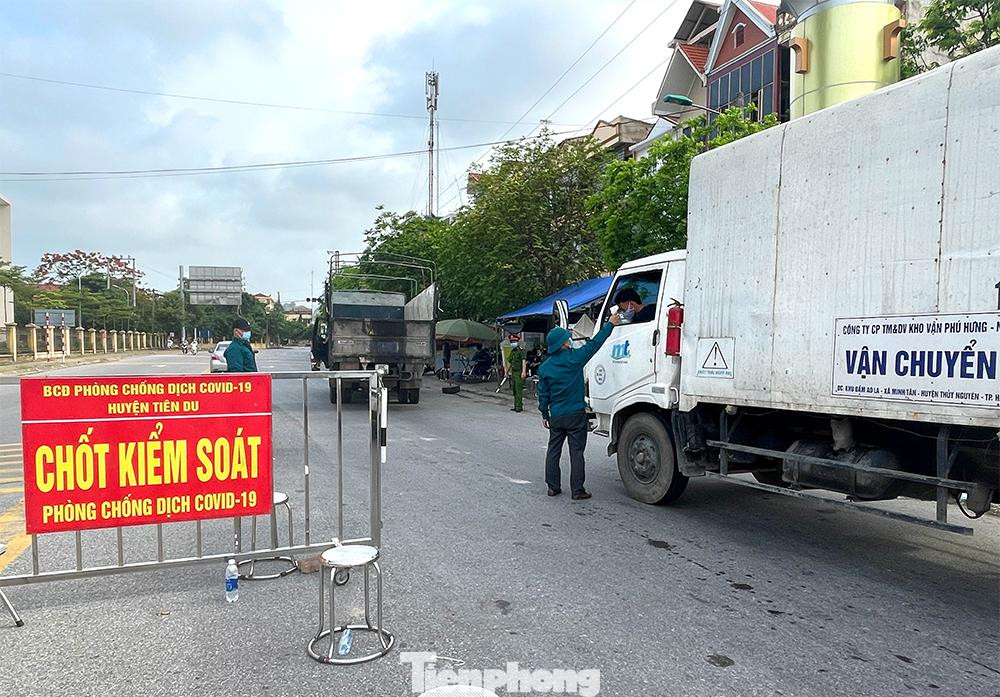 Chốt liên ngành kiểm soát dịch COVID-19 tại cổng ra vào huyện Tiên Du