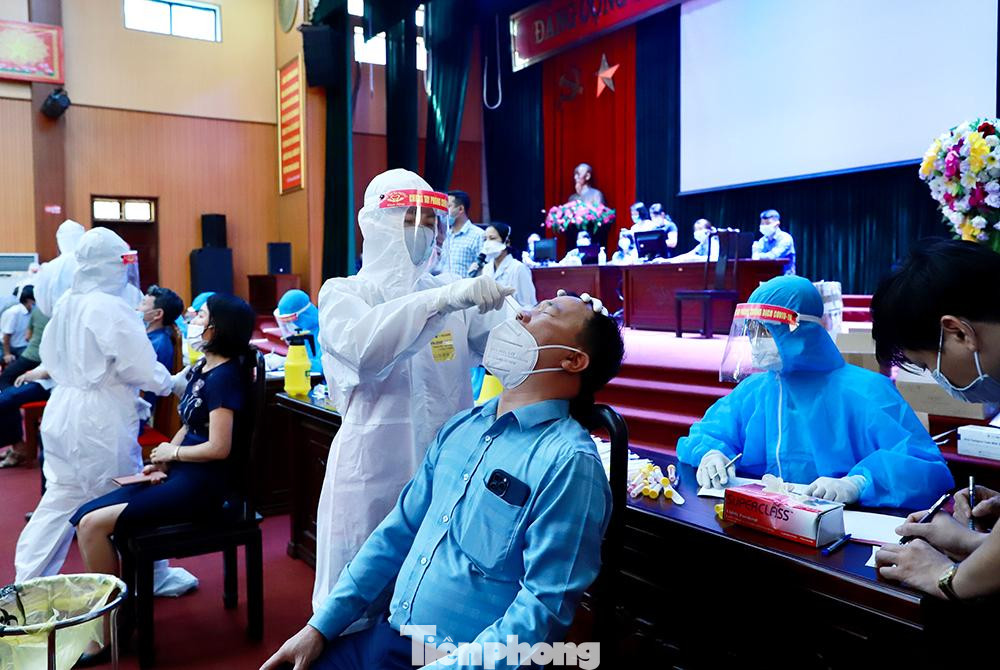 Đồng thời, kết thúc thời gian cách ly y tế đối với thôn Kiều, xã Hiên Vân, huyện Tiên Du, với tổng số 326 hộ gia đình và 1.291 nhân khẩu. Lý do kết thúc thời gian cách ly y tế, trong thời gian 14 ngày kể từ ngày có Quyết định thiết lập vùng cách ly y tế không phát sinh trường hợp dương tính với SARS-CoV-2.