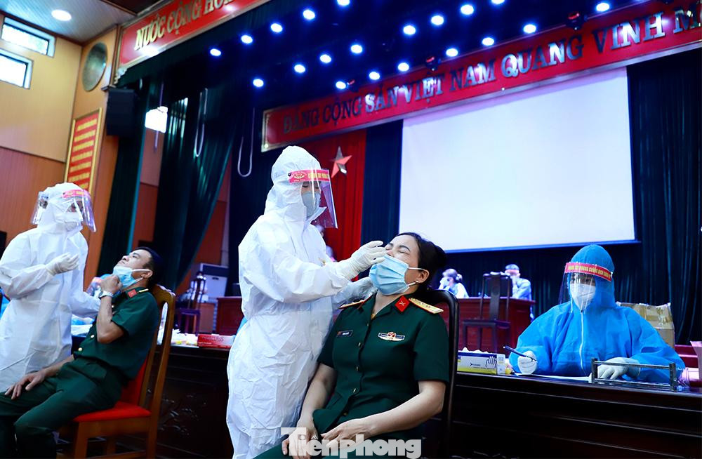 Ban Chỉ đạo phòng, chống dịch COVID-19 tỉnh Bắc Ninh cũng mới ban hành các Quyết định về việc kết thúc thời gian cách ly y tế đối với cụm dân cư tại khu phố Đa Hội, phường Châu Khê, thị xã Từ Sơn và thôn Kiều, xã Hiên Vân, huyện Tiên Du.