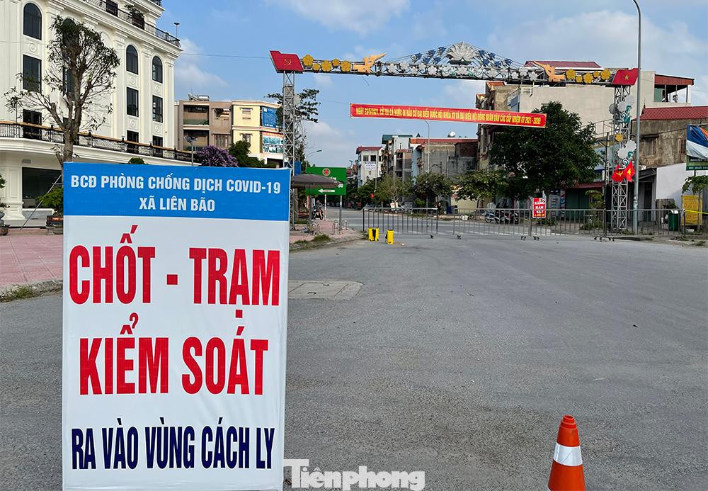Theo đó, từ 6h sáng (18/5), áp dụng biện pháp giãn cách xã hội theo Chỉ thị 16/CT-TTg của Thủ tướng Chính phủ đối với toàn bộ thành phố Bắc Ninh.Trong ảnh: Chốt-trạm kiểm soát ra vào vùng cách ly xã Liên Bảo,huyện Tiên Du, Bắc Ninh được lập chốt từ ngày 6/5.