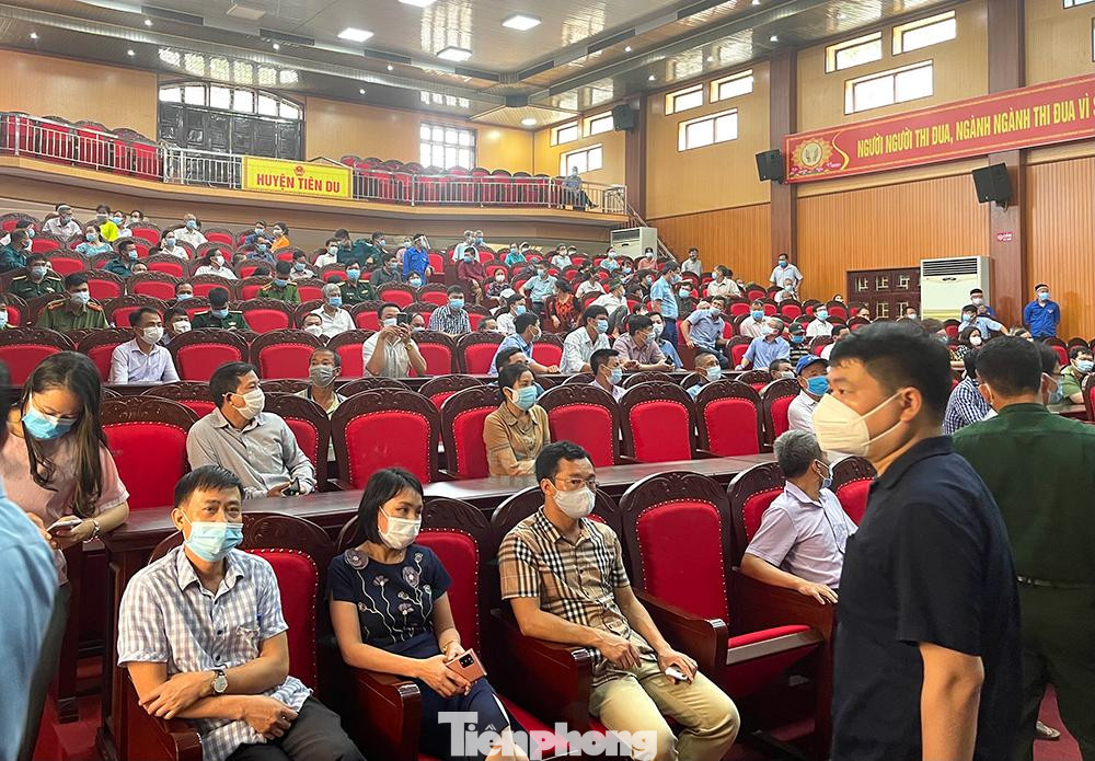 Trưởng trạm y tế Nguyễn Hữu Cơ cho biết: "Trong sáng 20/5, UBND huyện xét nghiệm 4.000 cán bộ, nhân viên phục vụ bầu cử trên địa bàn huyện Tiên Du. Việc xét nghiệm thực hiện theo từng khung giờ nhằm cụ thể hoá thông điệp 5K của Bộ Y tế".