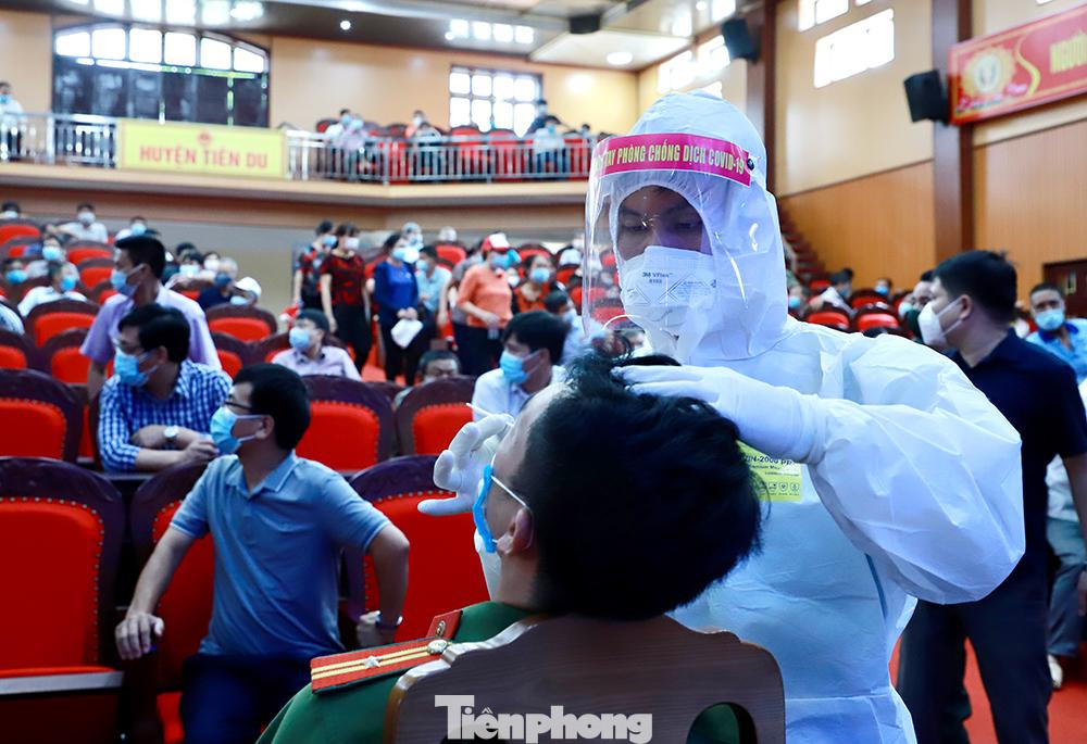 Theo đó, bắt đầu từ 00 giờ 00 ngày 20/5/2021, kết thúc thời gian cách ly y tế đối với toàn bộ xóm 6 và một phần khu vực xóm 5, khu phố Đa Hội, phường Châu Khê, thị xã Từ Sơn, với tổng số 710 hộ gia đình với 3.500 nhân khẩu.