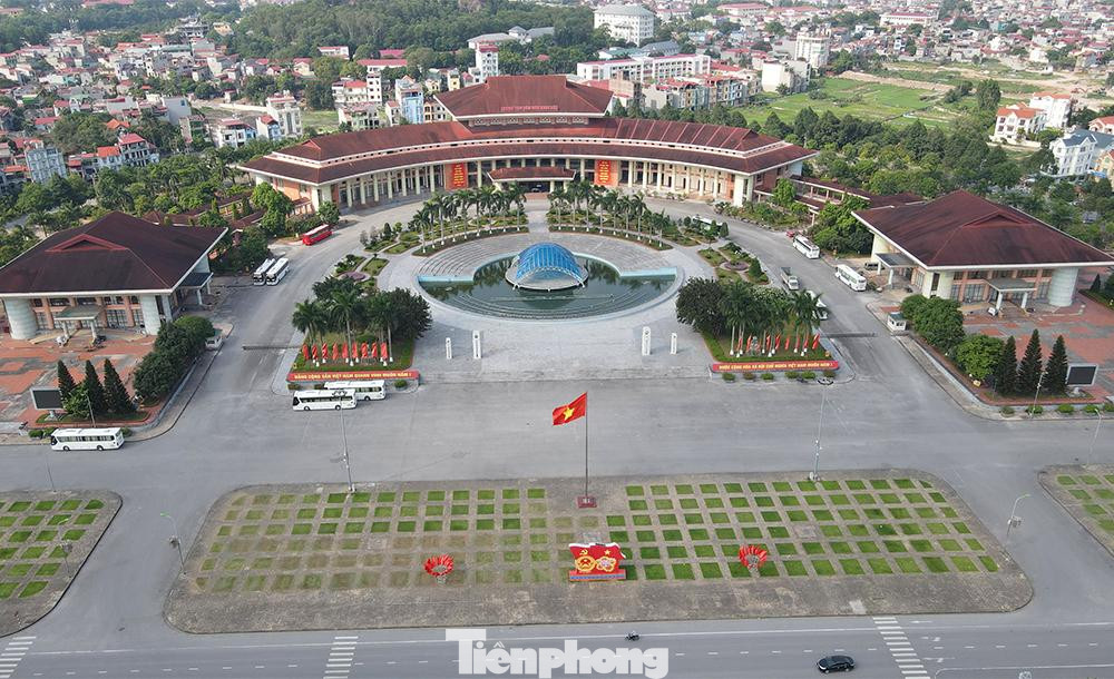 Toàn cảnh trung tâm Văn Hoá Kinh Bắc được trang trí cờ phướn pano trước ngày hội bầu cử