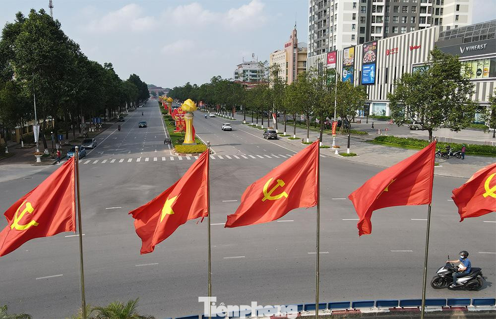 Trục đường chính Lê Thái Tổ, cờ phớn, băng rôn được trang trí lộng lẫy