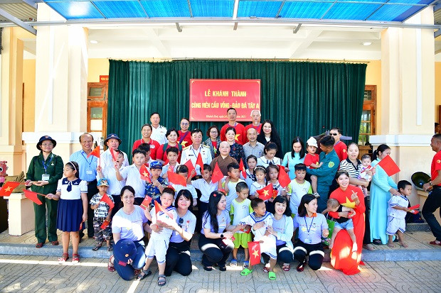 Đoàn đại biểu kiều bào ở đảo Đá Tây A. Ảnh: Việt Hoàng.