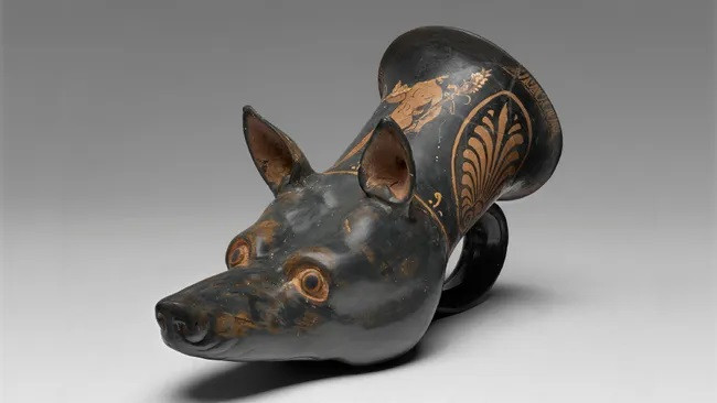 Chiếc bình hình con chó có thể được dùng để rót rượu, dầu hoặc máu trong các nghi lễ cổ xưa ở Ý.