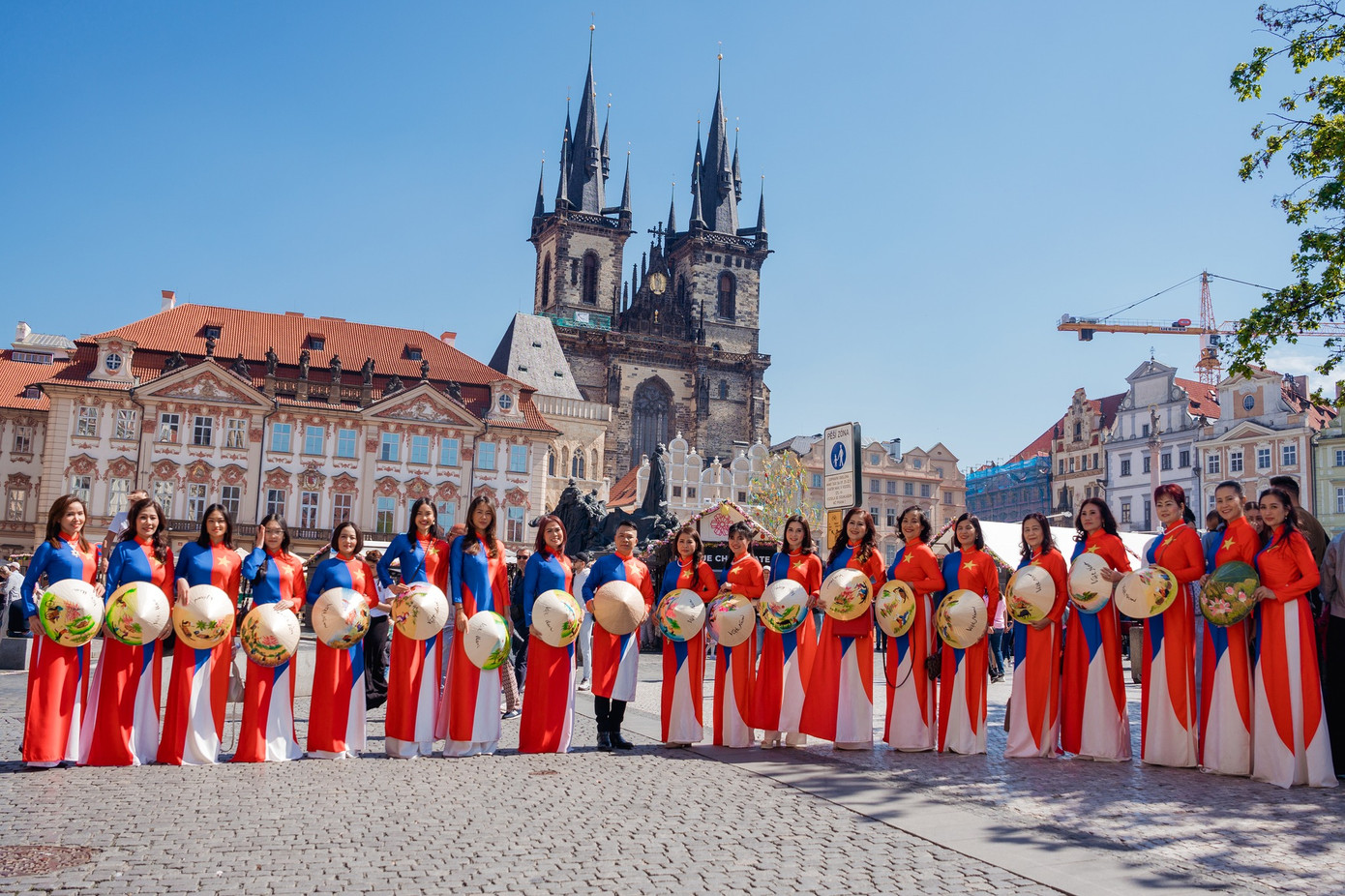 Vẻ đẹp áo dài Việt Nam trên đường phố Praha.