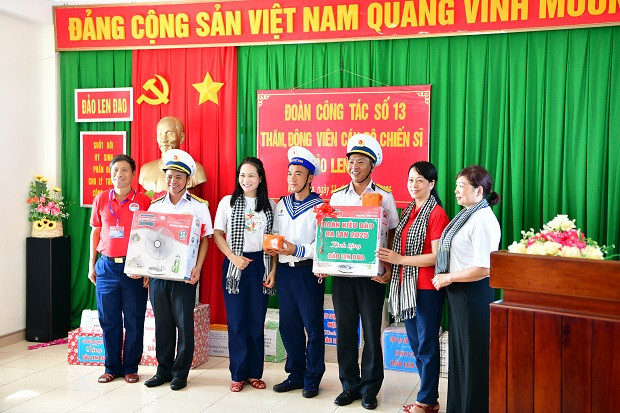 Đoàn đại biểu kiều bào Ba Lan tặng quà các chiến sĩ ở đảo Len Đao. Ảnh: Việt Hoàng.