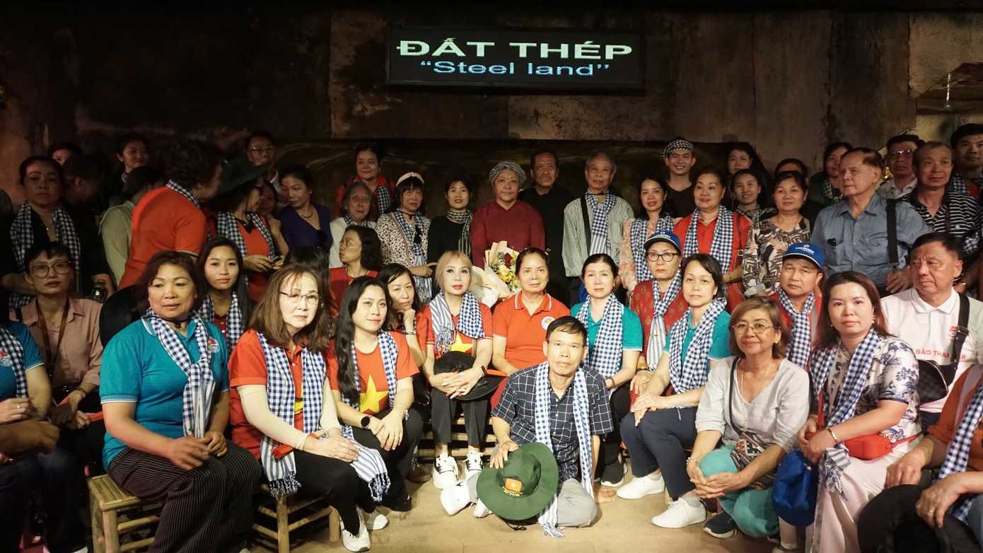 Các đại biểu kiều bào chụp ảnh lưu niệm ở vùng đất thép Củ Chi.