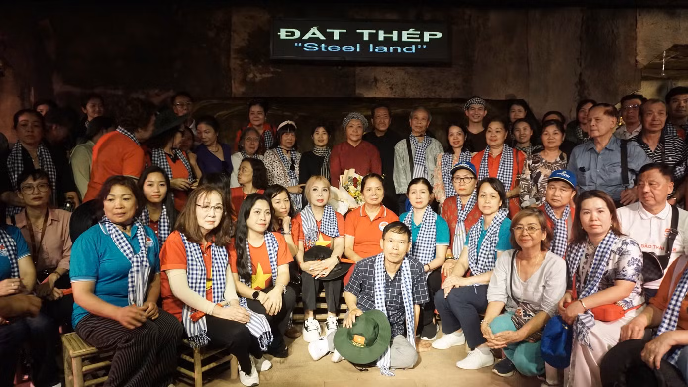 Các đại biểu kiều bào chụp ảnh lưu niệm ở vùng đất thép Củ Chi.