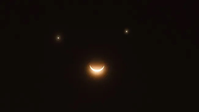 Sự kết hợp ba giữa hai hành tinh và mặt trăng lưỡi liềm tạo nên hình ảnh một khuôn mặt cười trên bầu trời. (Ảnh: Jackyenjoyphotography) Sự kết hợp ba giữa hai hành tinh và mặt trăng lưỡi liềm tạo nên hình ảnh một khuôn mặt cười trên bầu trời. (Ảnh: Jackyenjoyphotography)