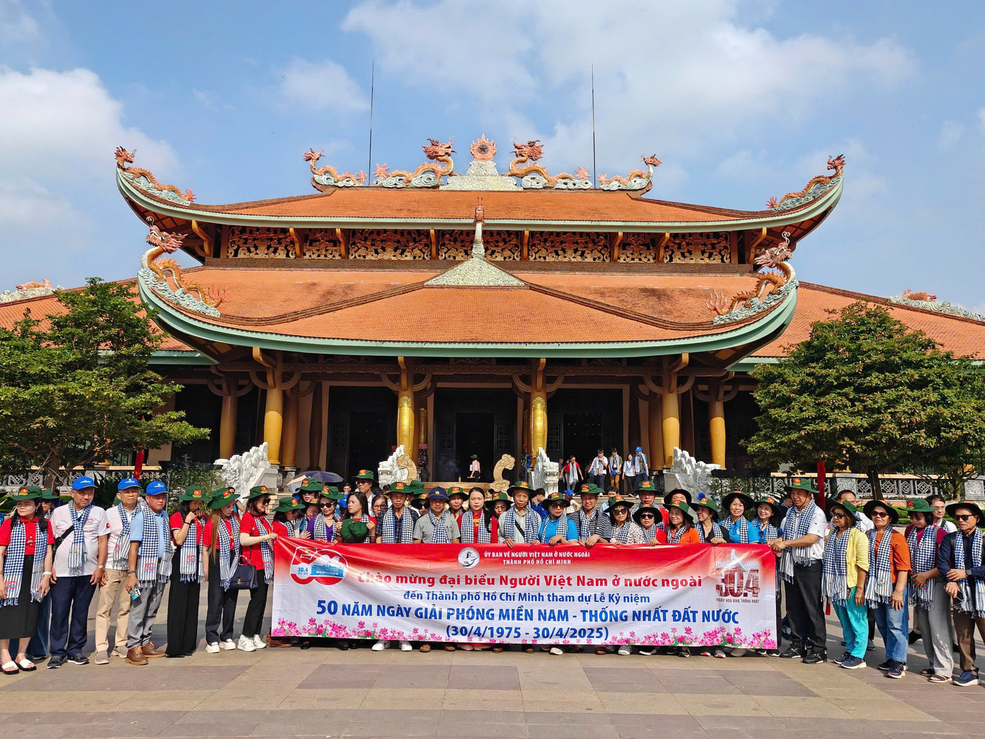 Đoàn đại biểu kiều bào chụp ảnh lưu niệm tại huyện Củ Chi.