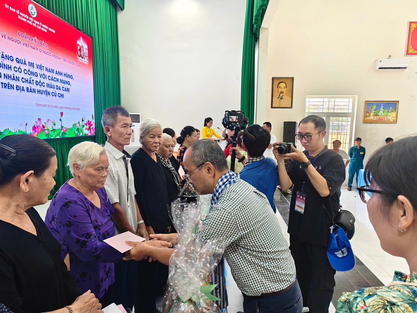 Ông Nguyễn Trung Kiên - Chủ nhiệm Ủy ban Nhà nước về người Việt Nam ở nước ngoài, tặng quà các Mẹ Việt Nam Anh hùng, gia đình có công với cách mạng tại Củ Chi.