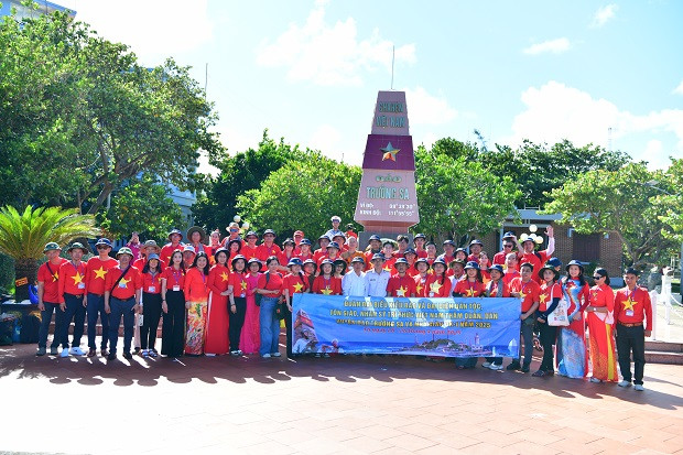 Đoàn đại biểu kiều bào tại đảo Trường Sa Lớn. Ảnh: Việt Hoàng.