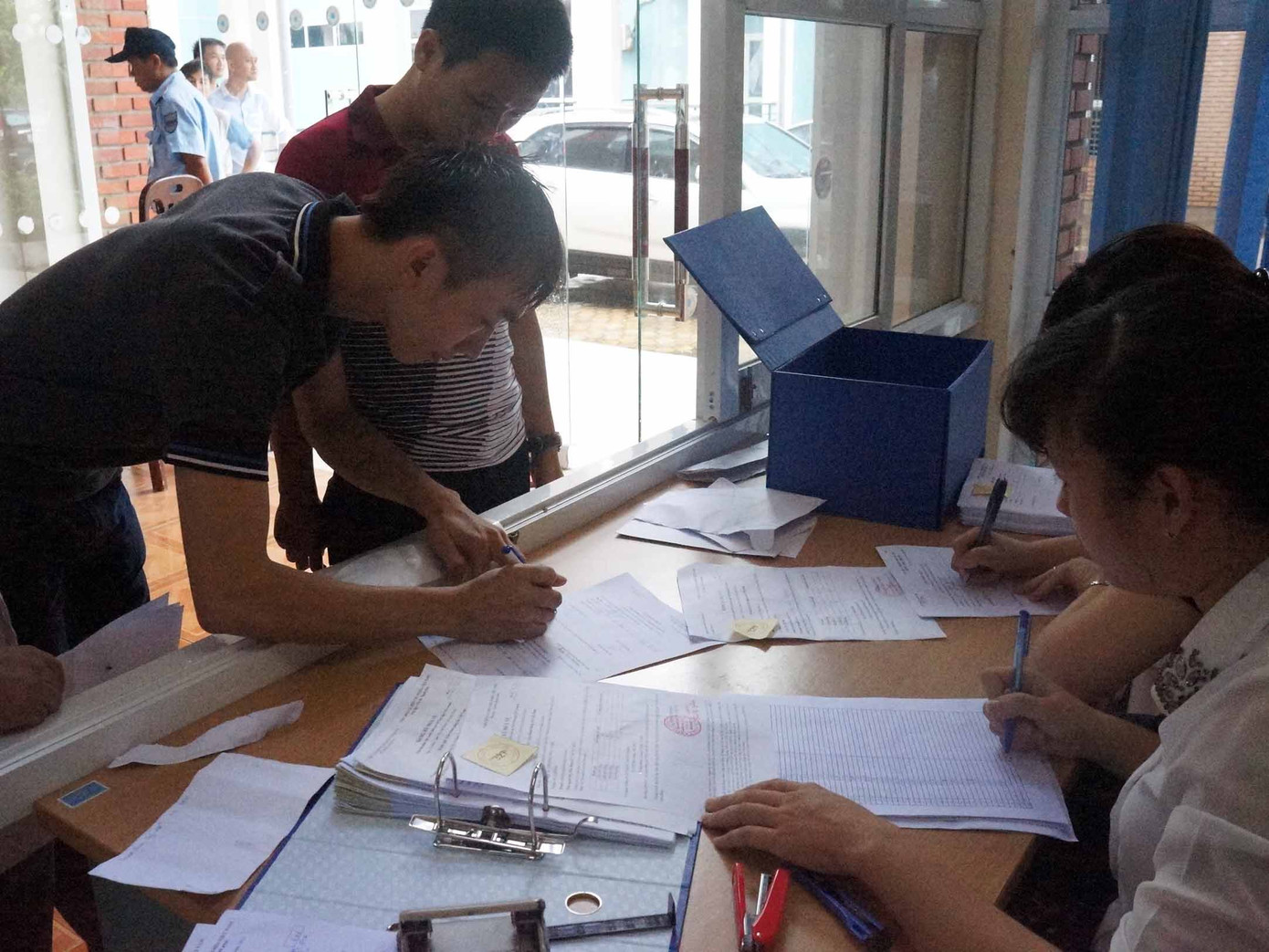 Đại diện các cơ quan, tổ chức, đơn vị đến đăng ký mua vé theo đường công văn sáng nay tại trụ sở VFF