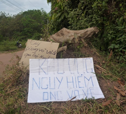 Chính quyền ấp treo bảng cảnh báo ở khu vực xảy ra vụ việc. Ảnh: Người lao động