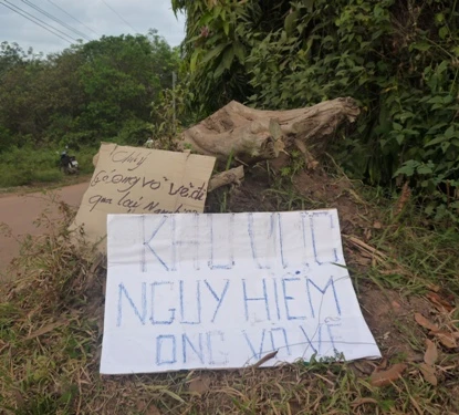 Chính quyền ấp treo bảng cảnh báo ở khu vực xảy ra vụ việc. Ảnh: Người lao động