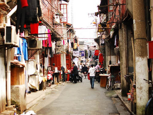 Còn phía bên dưới, lẩn khuất giữa những tòa nhà cao tầng là các khu chợ, con phố hẹp dành cho những người dân nghèo