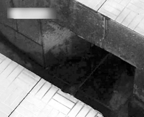 Em bé rơi xuống bể chứa chất thải theo đường rãnh này khi bà mẹ vô tình đẻ rơi.. Em bé rơi xuống bể chứa chất thải theo đường rãnh này khi bà mẹ vô tình đẻ rơi.