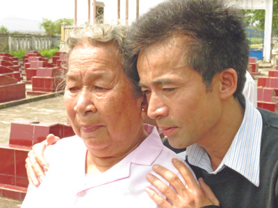 Cụu binh Lê Hữu Thảo cùng mẹ Hồ Thị Đức ôn lại chuyện cũ bên mộ anh hùng liệt sỹ Trần Văn Phương