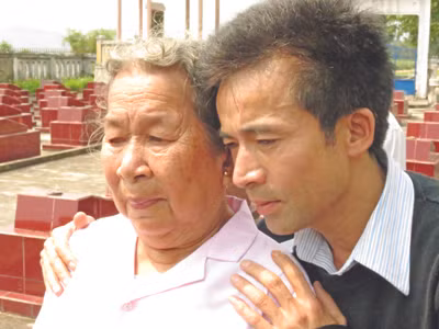 Cụu binh Lê Hữu Thảo cùng mẹ Hồ Thị Đức ôn lại chuyện cũ bên mộ anh hùng liệt sỹ Trần Văn Phương