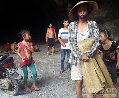 Trốn nóng thiêu đốt, dân đổ xổ vào... hang đá ảnh 1