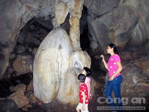 Trốn nóng thiêu đốt, dân đổ xổ vào... hang đá ảnh 6