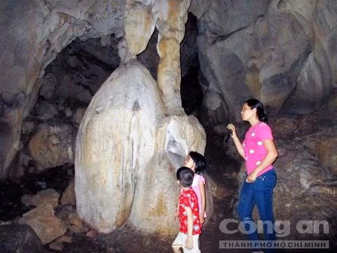 Trốn nóng thiêu đốt, dân đổ xổ vào... hang đá ảnh 6