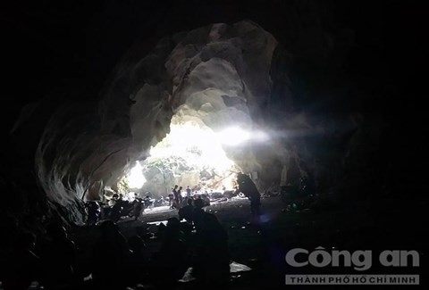 Trốn nóng thiêu đốt, dân đổ xổ vào... hang đá ảnh 2