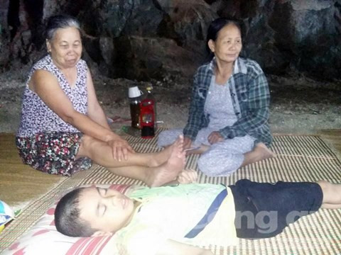 Trốn nóng thiêu đốt, dân đổ xổ vào... hang đá ảnh 3