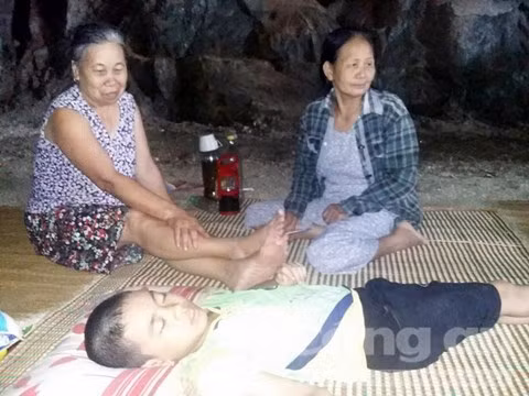 Trốn nóng thiêu đốt, dân đổ xổ vào... hang đá ảnh 3