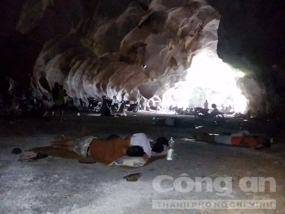Trốn nóng thiêu đốt, dân đổ xổ vào... hang đá ảnh 4