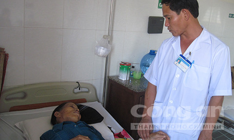 Hai người suýt mất mạng vì uống nhầm axit ảnh 1