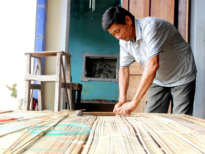 Ông Hoàng làm chõng tre để theo con đến trường