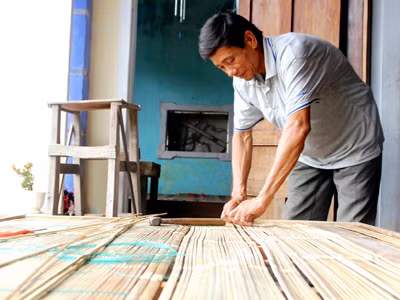Ông Hoàng làm chõng tre để theo con đến trường