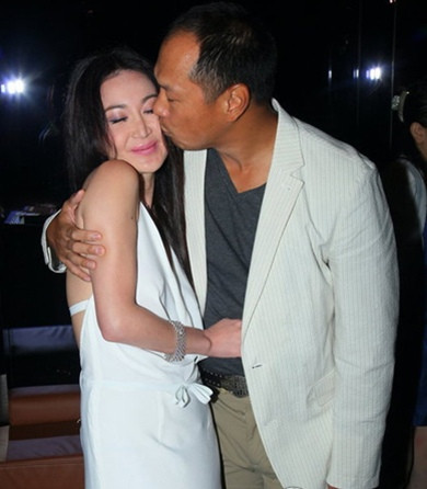 Ôn Bích Hà tình tứ cùng chồng