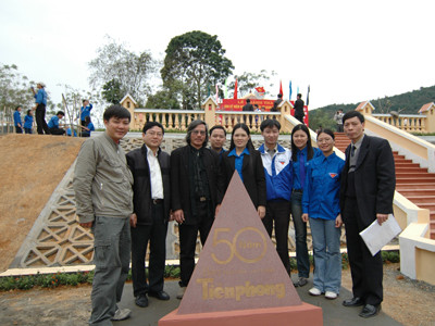  Bia kỷ niệm tại nơi từng là lán của báo Tiền Phong ở bản Dõn	