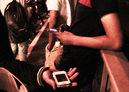 Chiếc điện thoại nạn nhân để lại trên cầu