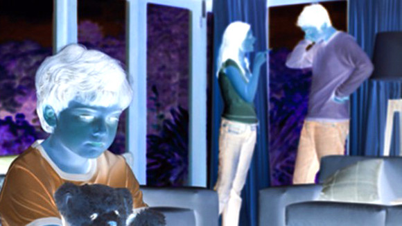 Mối quan hệ gia đình sứt mẻ là một trong số nguyên nhân đẩy trẻ vị thành niên vào vòng lao lý Ảnh minh họa: Thuần Thư